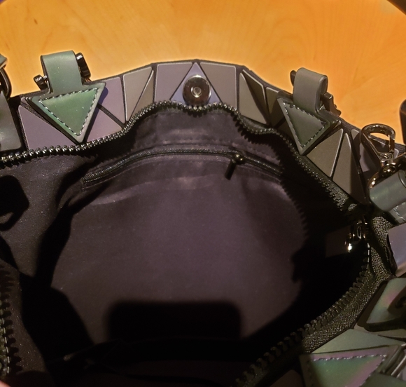 Reflective geometric purse - Picture 3 of 6